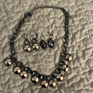 2 earring and necklace reversible set. Great design . Copper chrome and black .